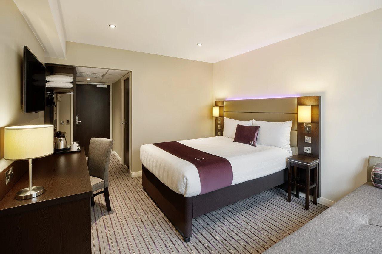 Premier Inn Epsom South Extérieur photo