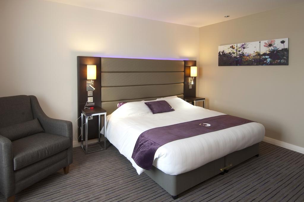 Premier Inn Epsom South Extérieur photo