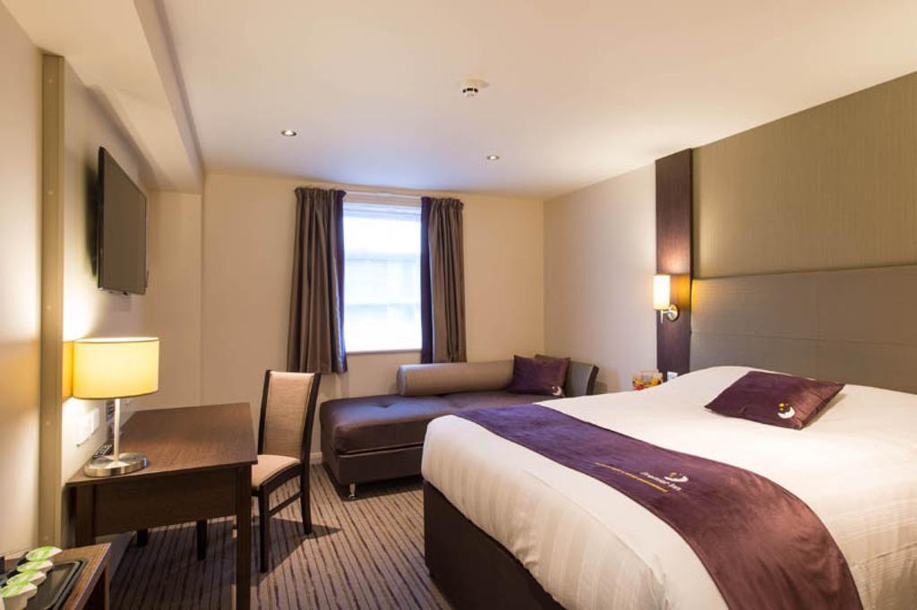 Premier Inn Epsom South Extérieur photo