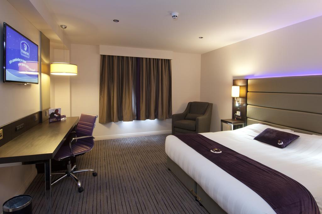 Premier Inn Epsom South Extérieur photo