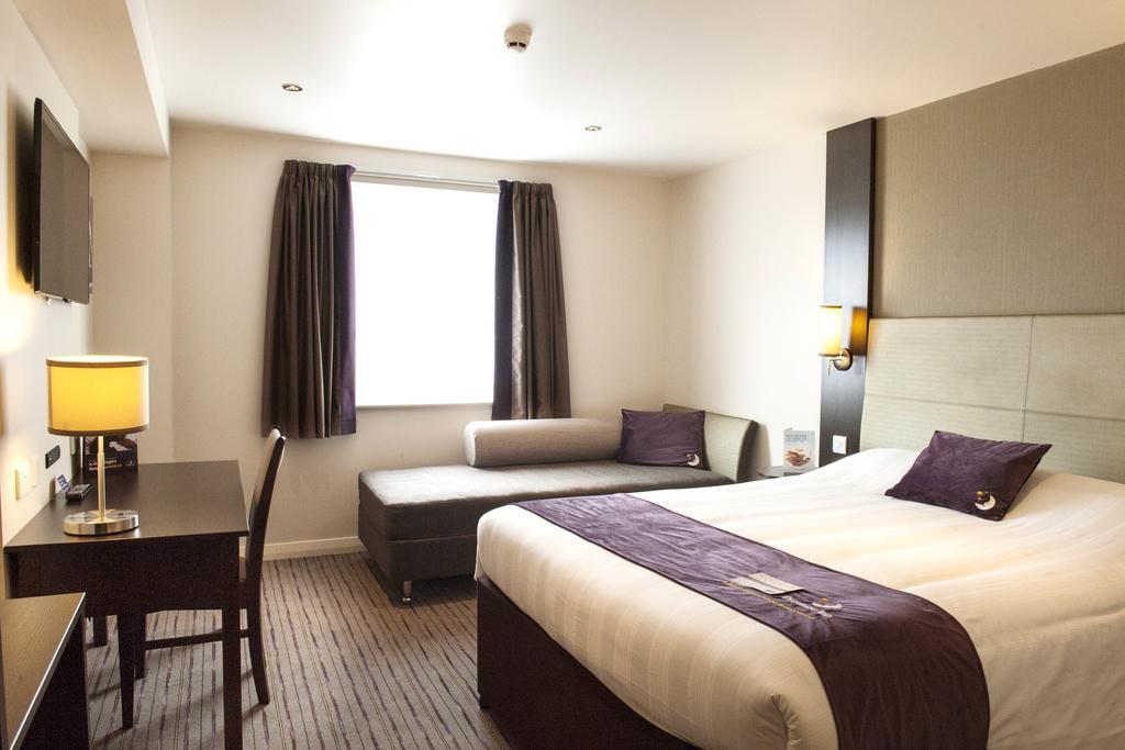 Premier Inn Epsom South Extérieur photo