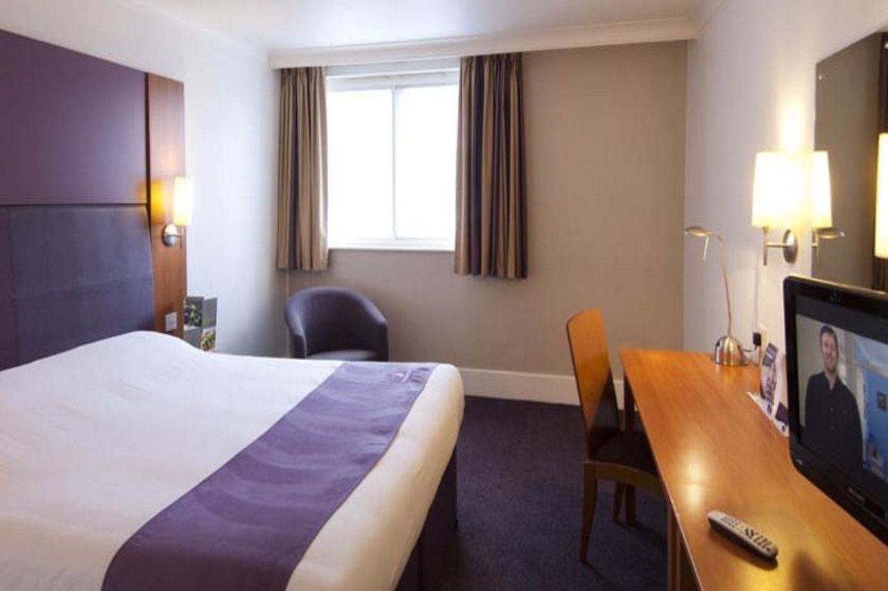 Premier Inn Epsom South Extérieur photo
