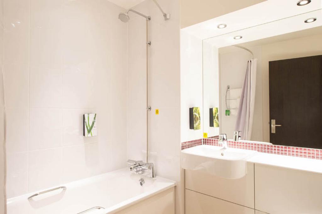 Premier Inn Epsom South Extérieur photo