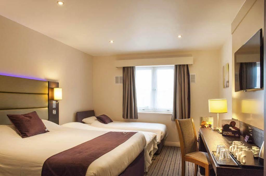 Premier Inn Epsom South Extérieur photo