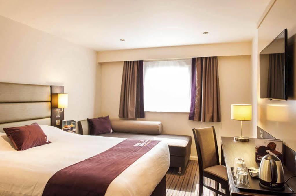 Premier Inn Epsom South Extérieur photo